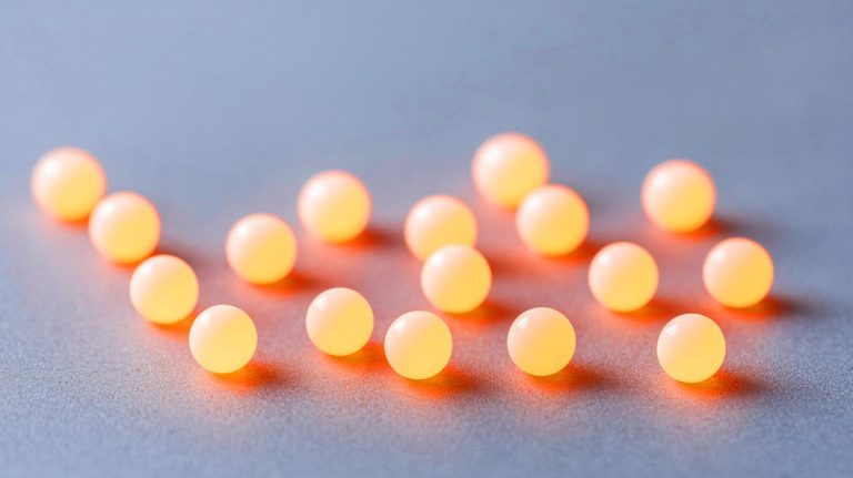 De minuscules billes en plastique qui génèrent de l’électricité : cette invention pourrait rendre les batteries obsolètes