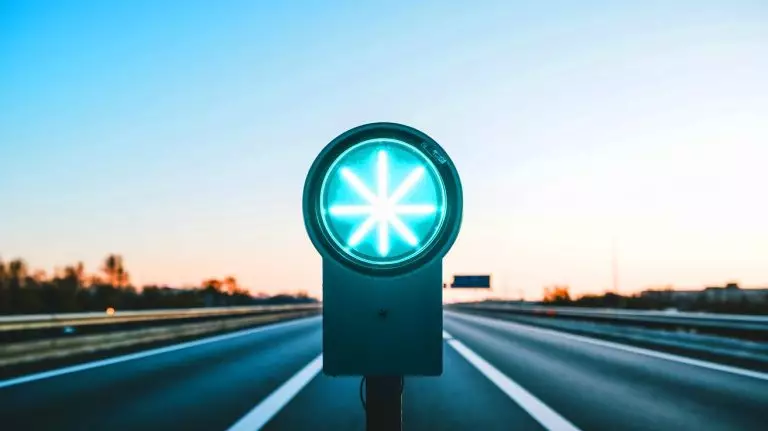 « Des lueurs bleu turquoise envahiront nos routes » : ces nouveaux signaux promettent une transformation radicale sur les autoroutes françaises « Des lueurs bleu turquoise envahiront nos routes » : ces nouveaux signaux promettent une transformation radicale sur les autoroutes françaises