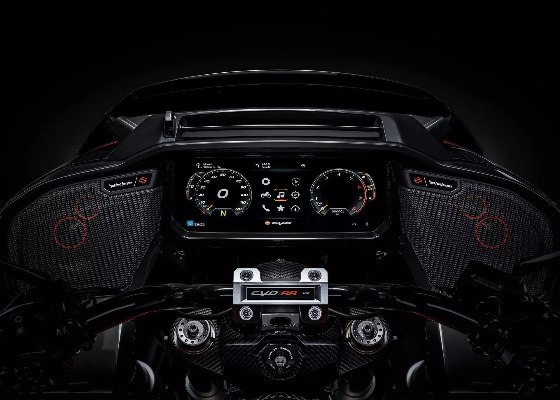 La Harley-Davidson CVO Road Glide RR 2025 est équipée de série d'un tout nouveau système audio haute performance Harley-Davidson, conçu en collaboration avec Rockford Fosgate Stage III