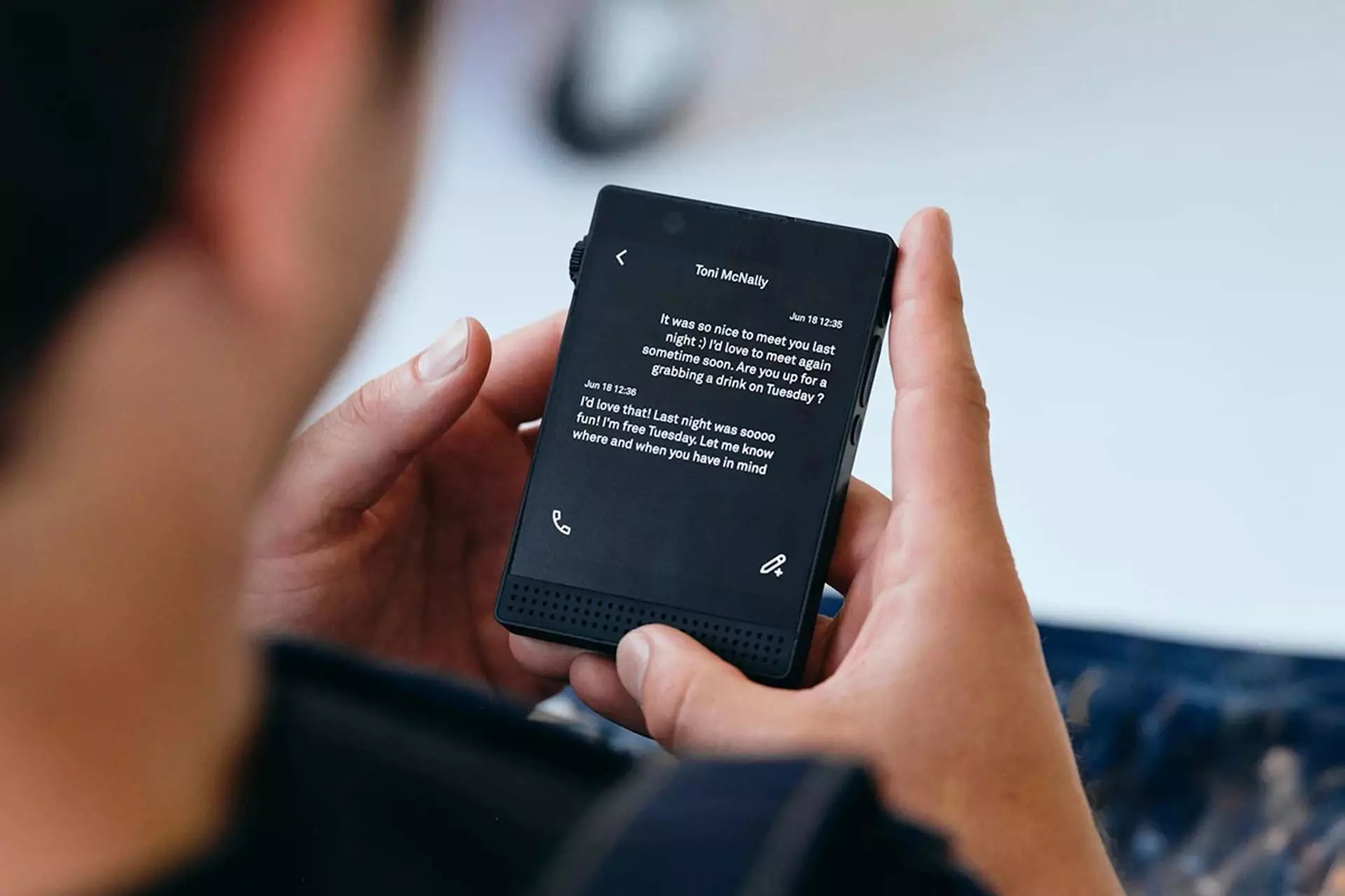 Le Light Phone III est aussi large qu'un iPhone 16, mais beaucoup plus trapu et facile à glisser dans une poche.
