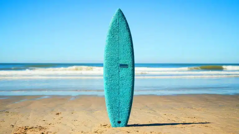 La révolution du surf : ces planches inédites sont fabriquées à partir des pales d’éoliennes jetées, un tournant écologique majeur