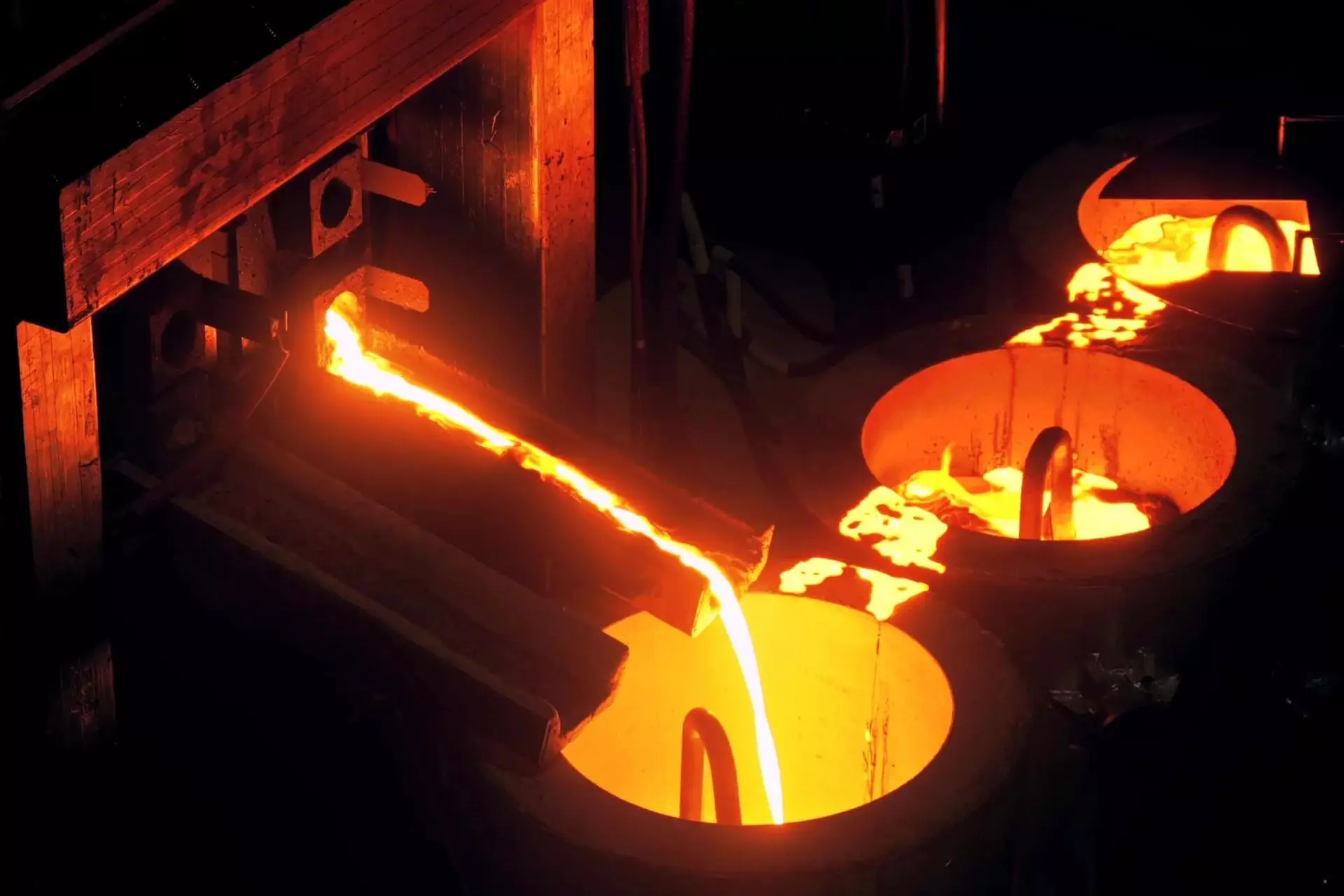 Le métal en fusion s'écoule désormais du réacteur de démonstration de Boston Metal