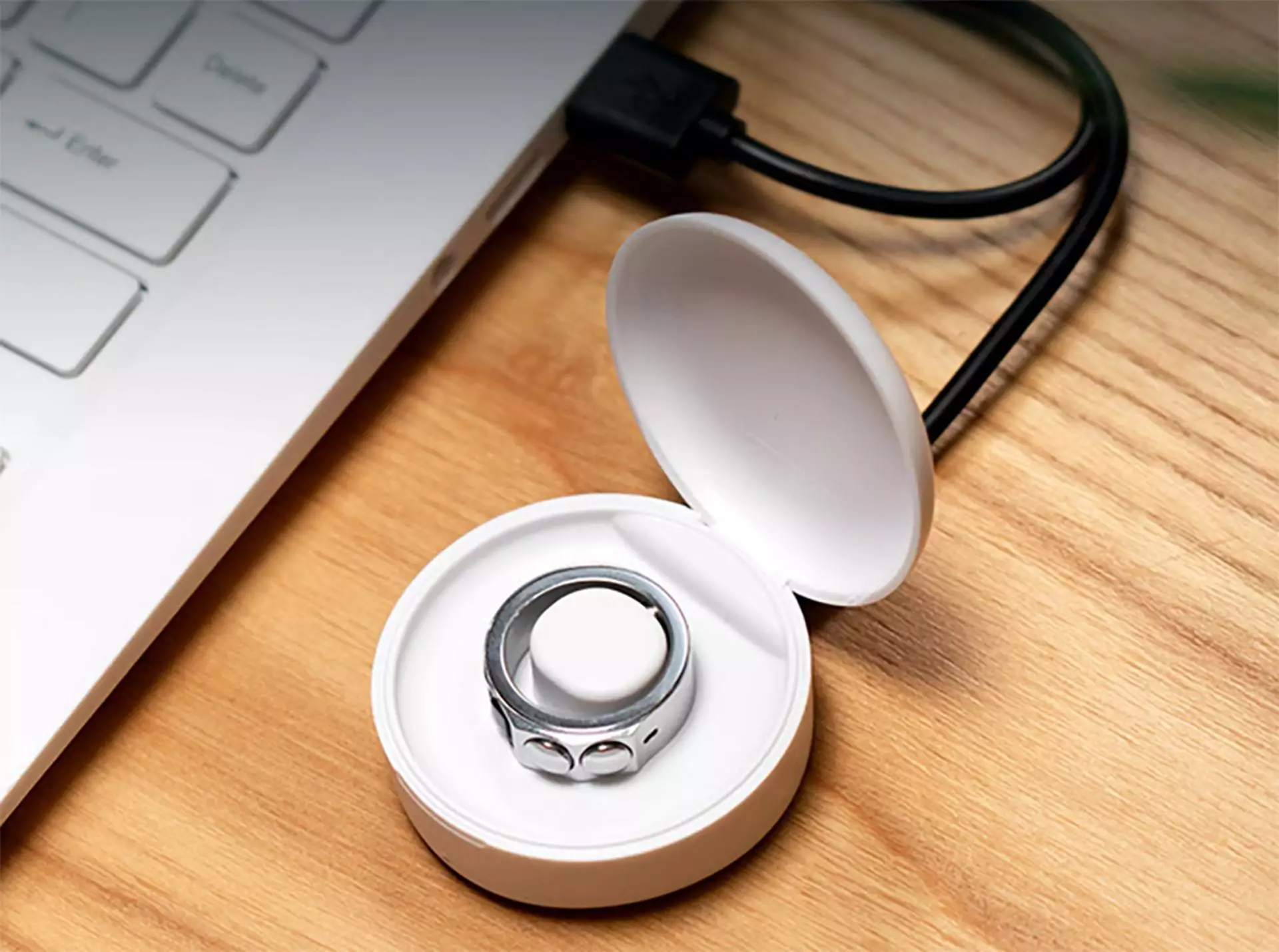 La souris Ring est fournie avec un étui de charge exclusif qui peut la recharger en 5 minutes pour une heure d'utilisation, ou remplir complètement la batterie pour 10 heures d'autonomie.