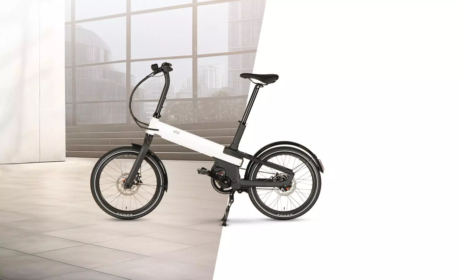 Le vélo électrique ebii-M, léger et idéal pour les trajets quotidiens, est équipé d'un moteur central Bosch, d'un moyeu à vitesses Shimano et offre une autonomie de 86 km par charge
