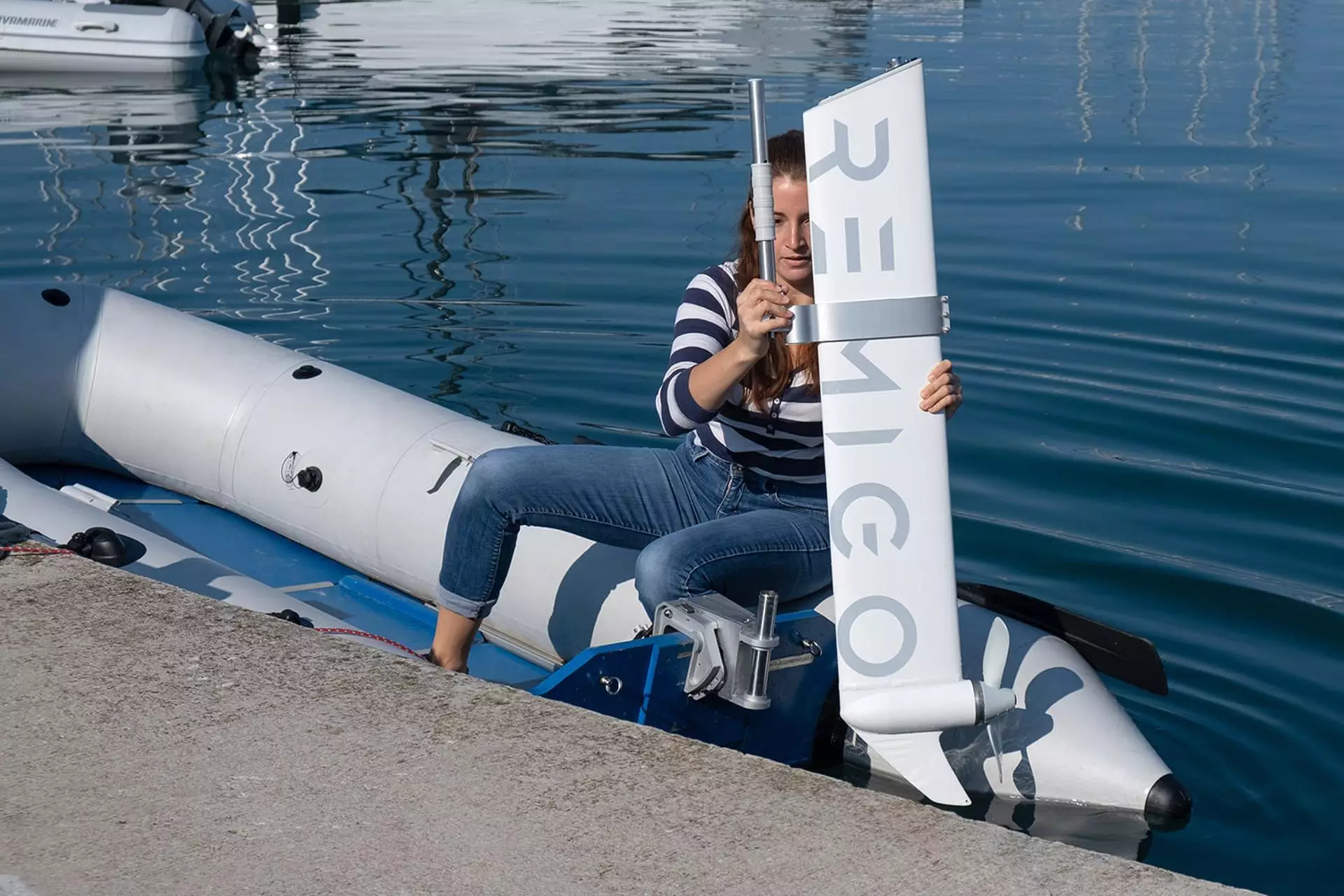 Le support du RemigoOne peut rester fixé au bateau pour une installation et un retrait rapides