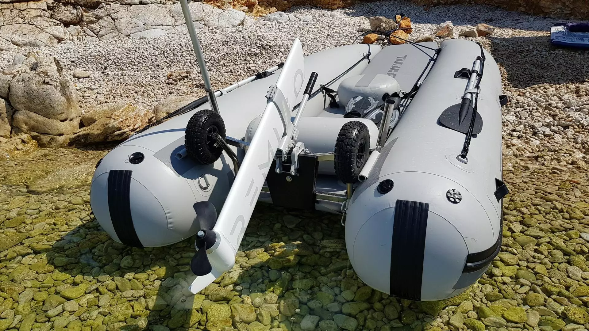 Le RemigoOne est conçu pour propulser des bateaux gonflables, des canots et d'autres petites embarcations pesant jusqu'à 3 000 livres ou mesurant 25 pieds