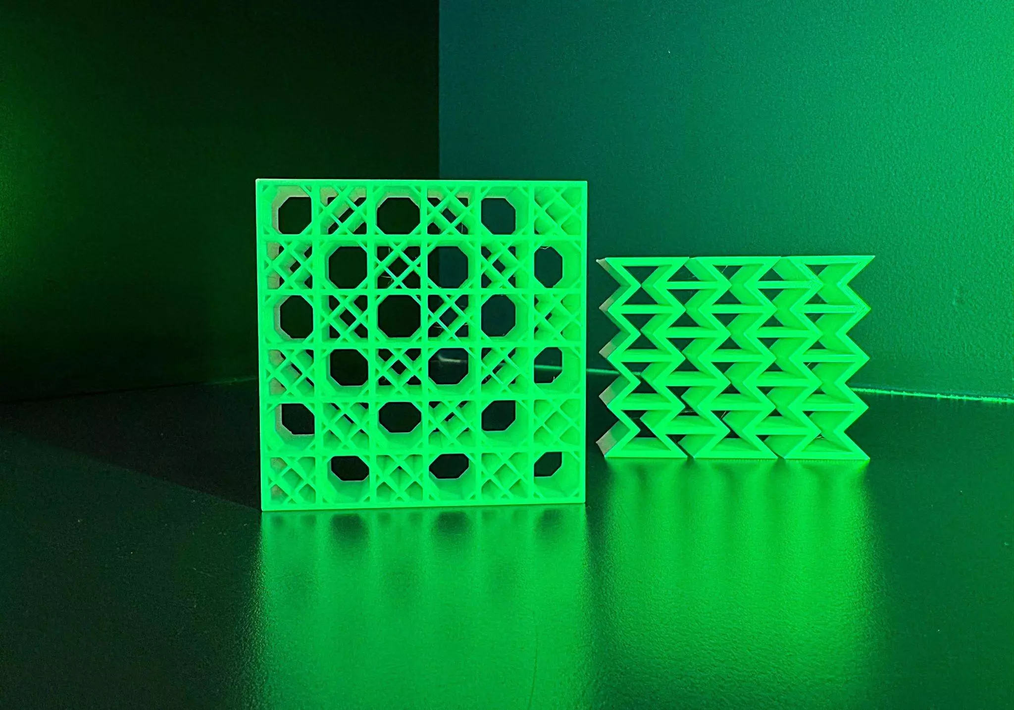 Comparaison entre la structure en double treillis et le design en nid d'abeille