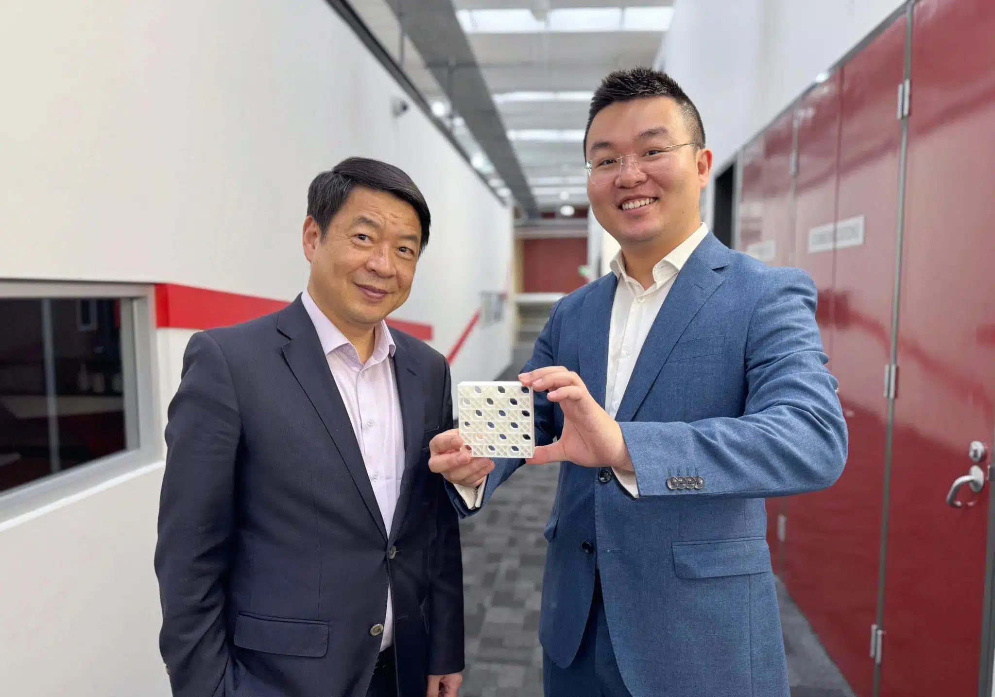 Le professeur honoraire Mike Xie et le Dr Jiaming Ma tiennent un modèle imprimé en 3D
