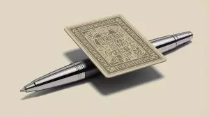 « Un stylo digne de James Bond » : cette œuvre d'art de la taille d'une carte de crédit se transforme en un stylo métallique ultra-cool