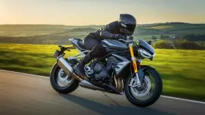 « Une bête survoltée déchaînée » : cette Triumph Speed Triple RR de 400 ch électrise les routes avec un rugissement infernal