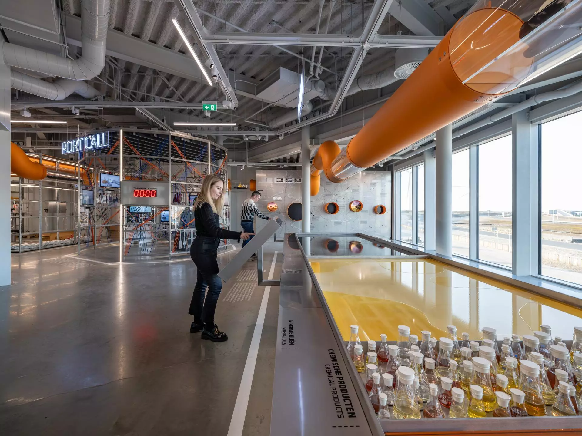 Chacune des cinq structures de Portlantis abrite un espace d'exposition dédié au Port de Rotterdam.