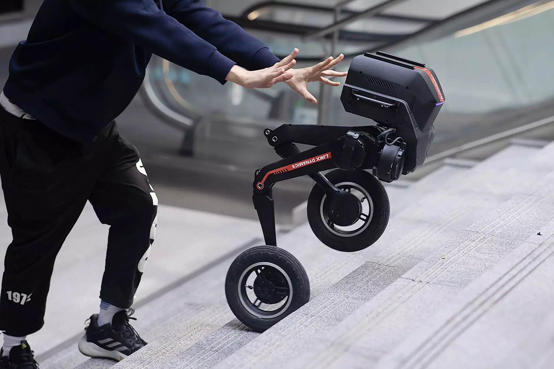 Le Tron 1 est bousculé pour montrer sa capacité à se remettre d'aplomb tout seul