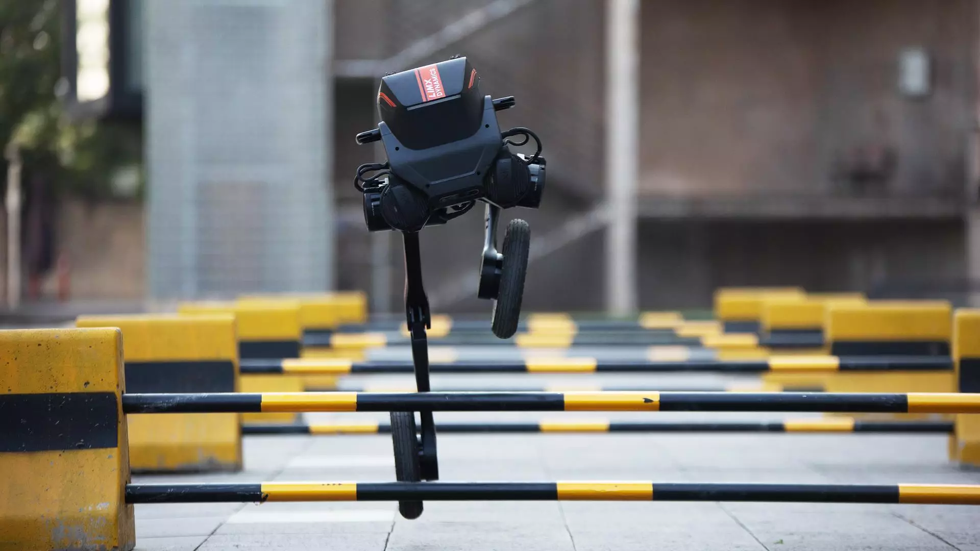 Le biped auto-équilibré Tron 1 pourrait être d'une grande aide pour trouver des survivants dans une zone sinistrée