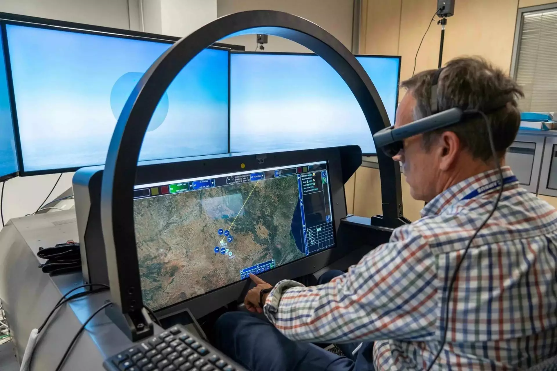 Utilisation des écrans de visière dans le cockpit futuriste prototype