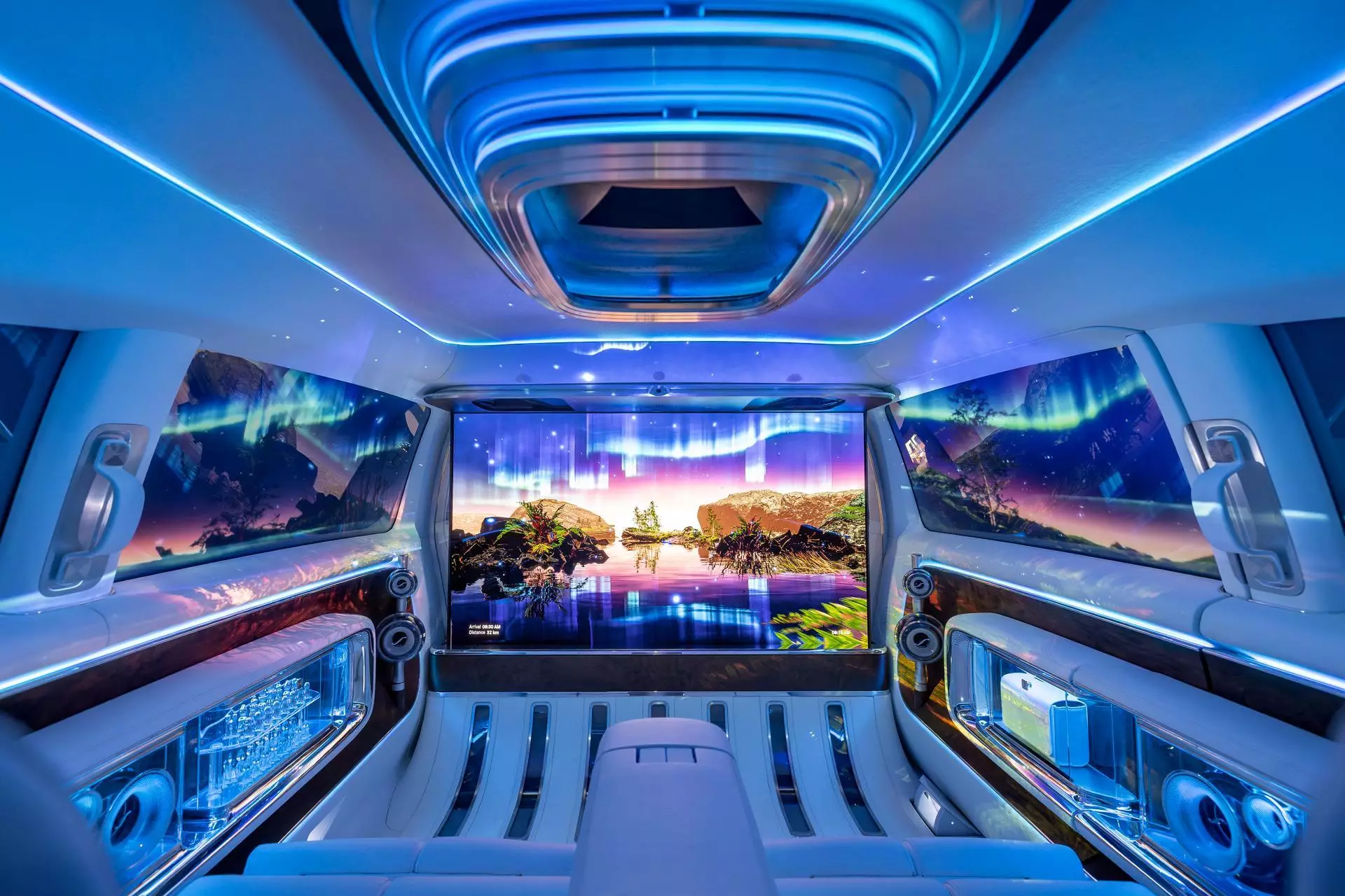 L'écran 4K de 65 pouces sort du sol pour regarder des films, jouer, passer des appels vidéo et plus encore, tandis que les vitres latérales à teinte ajustable servent d'écrans de projection pour le système de projection à 7 unités du plafonnier.