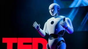 Cette prouesse inédite : ce robot majordome humanoïde fascine et bouleverse le public lors d’un TED talk en direct