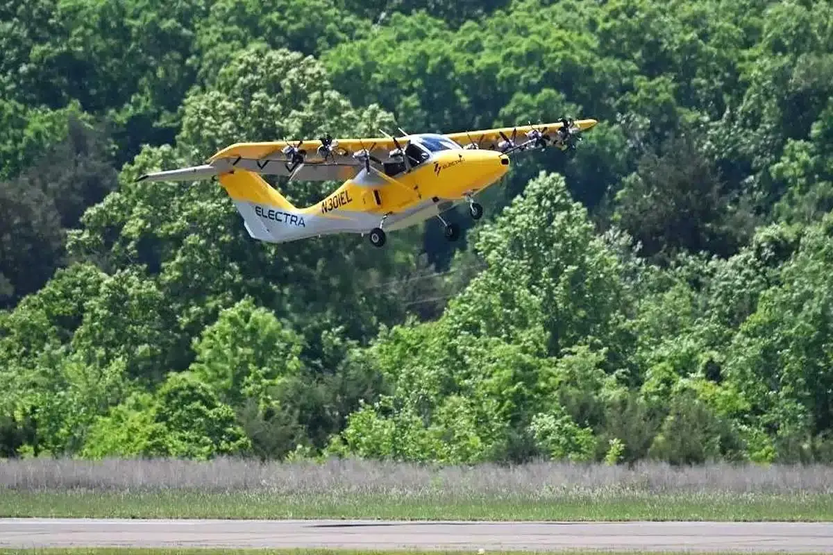 Un avion en phase de décollage.