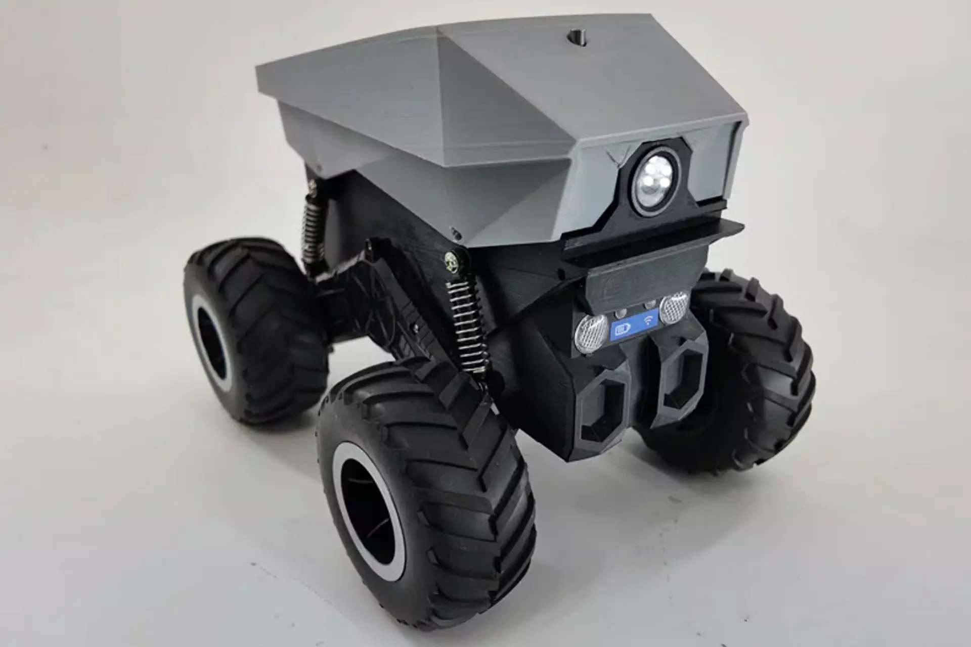 L'EarthRover Mini, essayant de paraître imposant