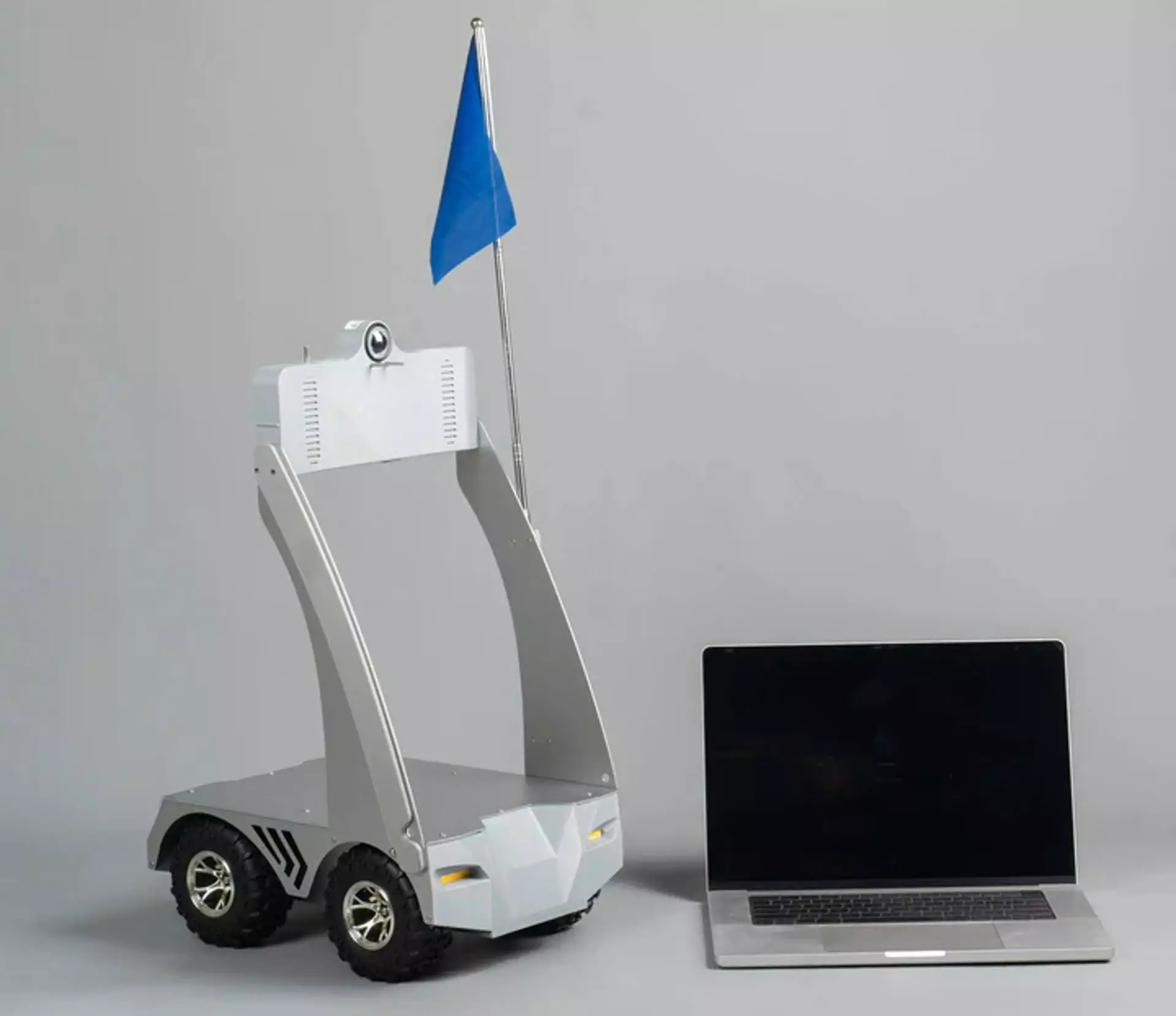 L'EarthRover Zero, illustré à côté d'un ordinateur portable pour donner une idée de sa taille