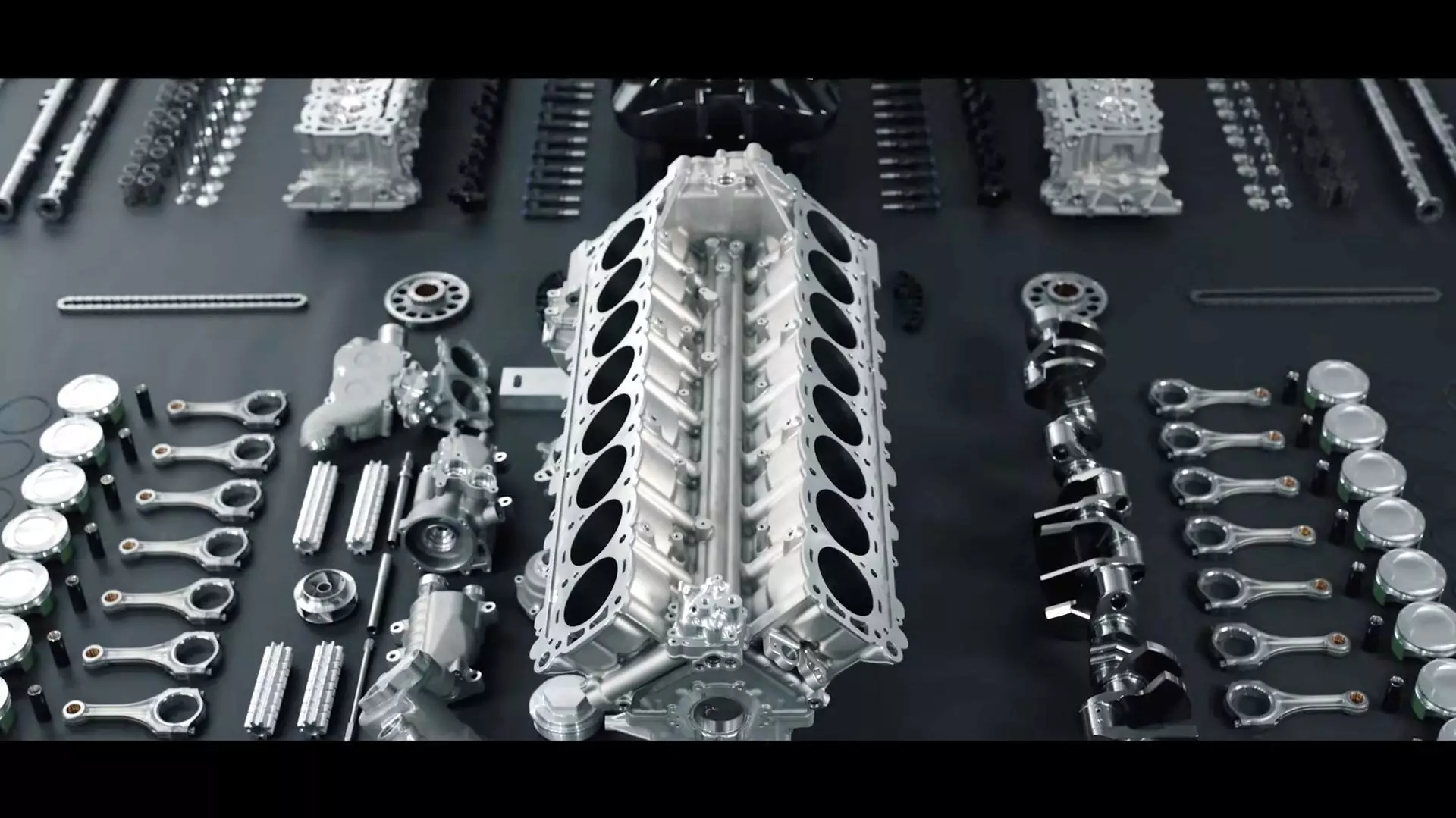 Vue de la Bugatti Tourbillon V16 : tête, vilebrequin, bielles, pistons et bien plus encore