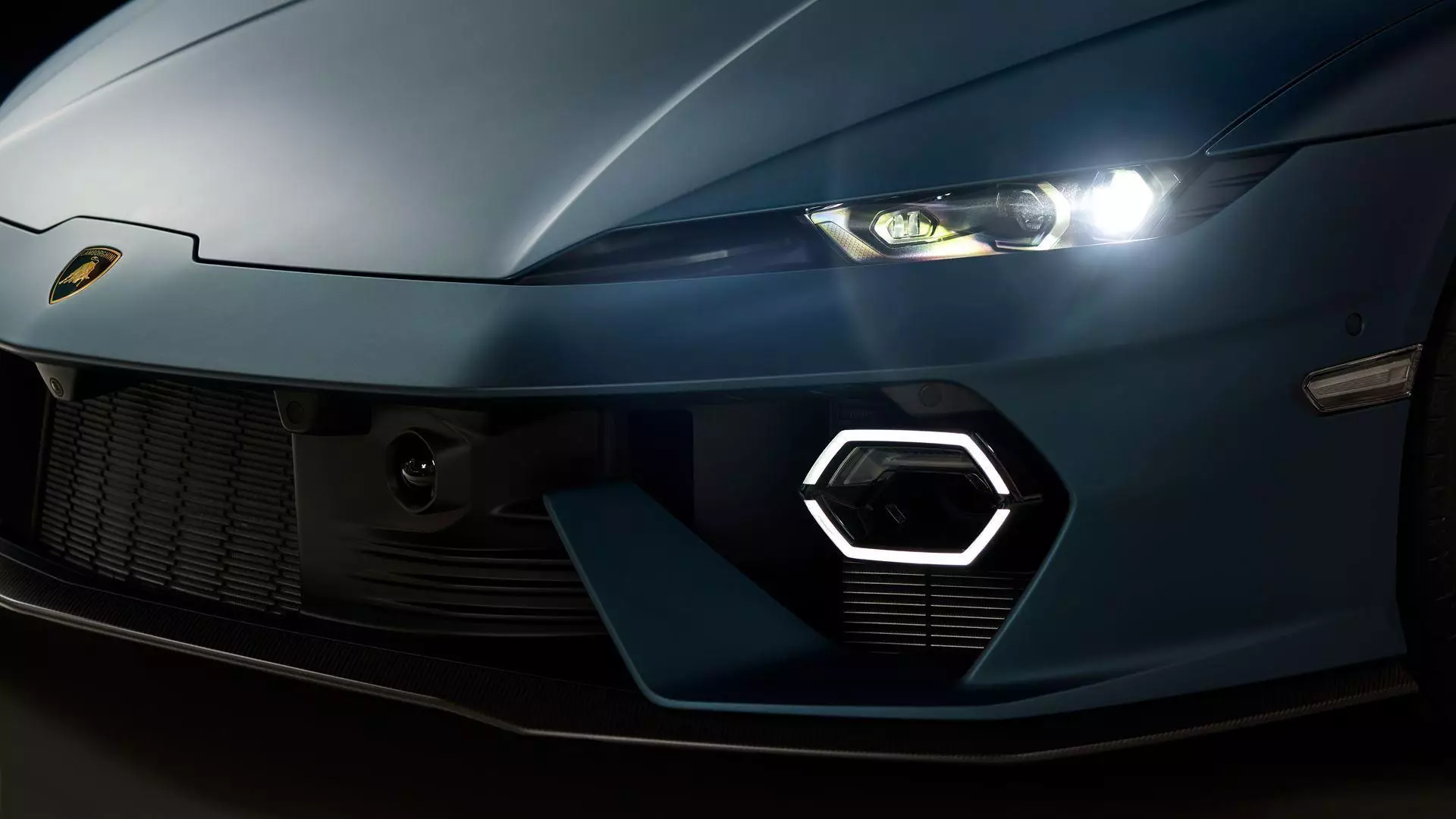 Des motifs hexagonaux ornent l'ensemble de la voiture, des phares et feux de jour jusqu'aux tuyaux d'échappement et diffuseur arrière technique