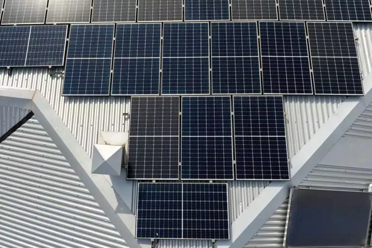 Des équipements solaires placés sur un toit.