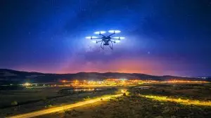 Lumière apocalyptique : un système de drones transforme la nuit en jour avec une puissance inégalée de 300,000 lumens !