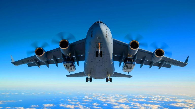 « Le C-5M Super Galaxy avale des hélicoptères entiers » : l’US Air Force déploie ce monstre volant aux capacités de transport hors normes
