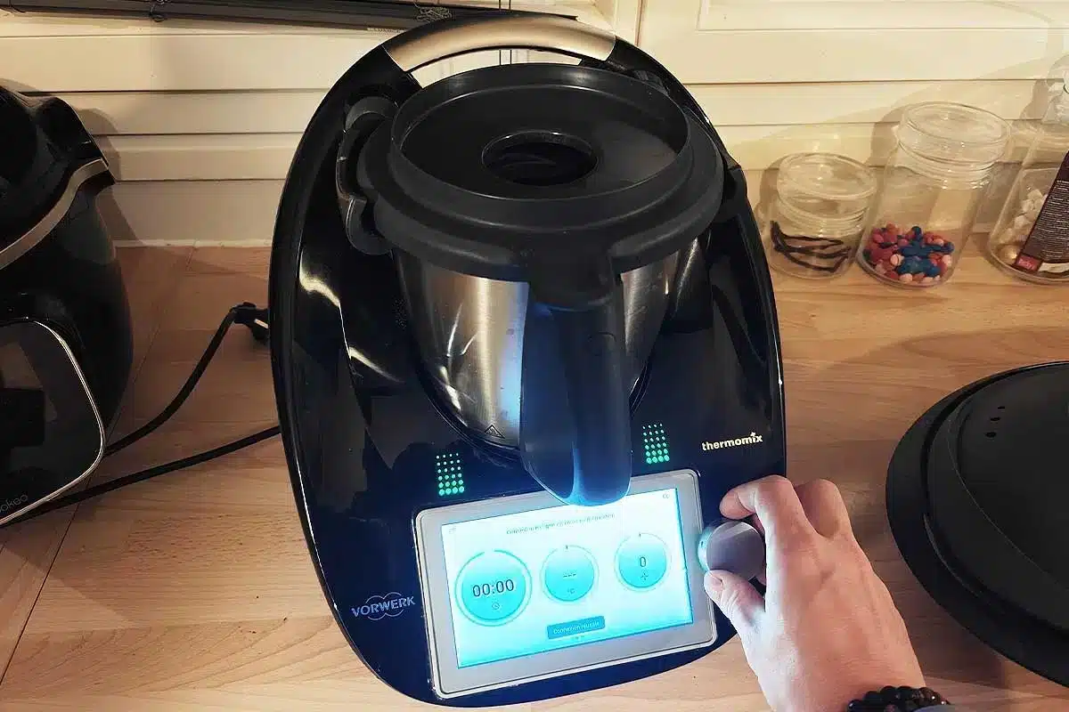 Quelqu'un se sert d'un Thermomix.