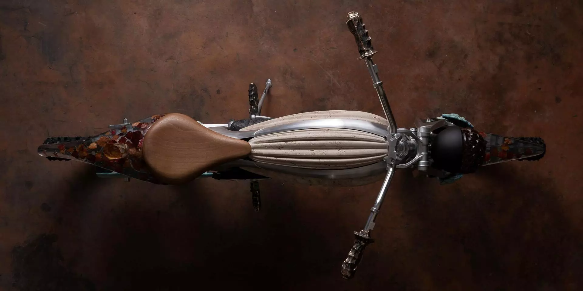 Le réservoir est fabriqué en travertin, une pierre que l'on trouve souvent près des sources minérales, et il est habilement sculpté pour imiter les courbes fluides d'un parachute.