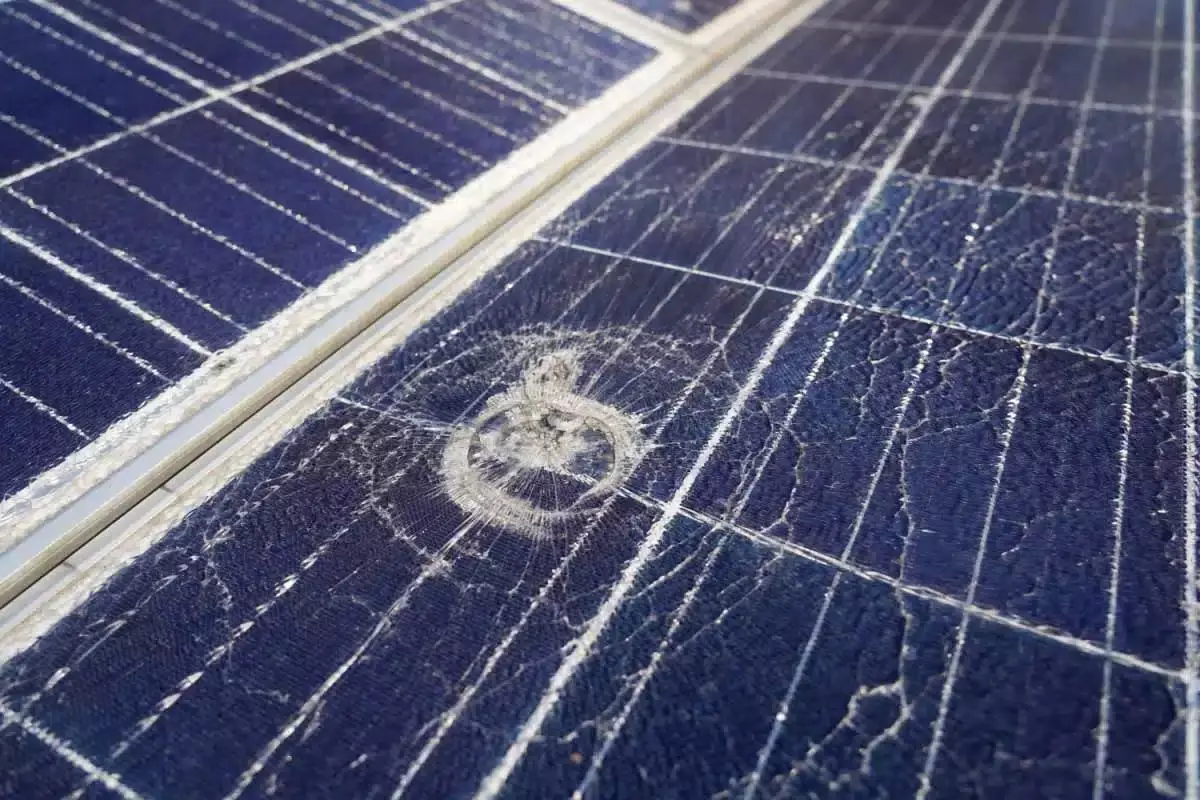 Un panneau solaire endommagé par un morceau de grêle.