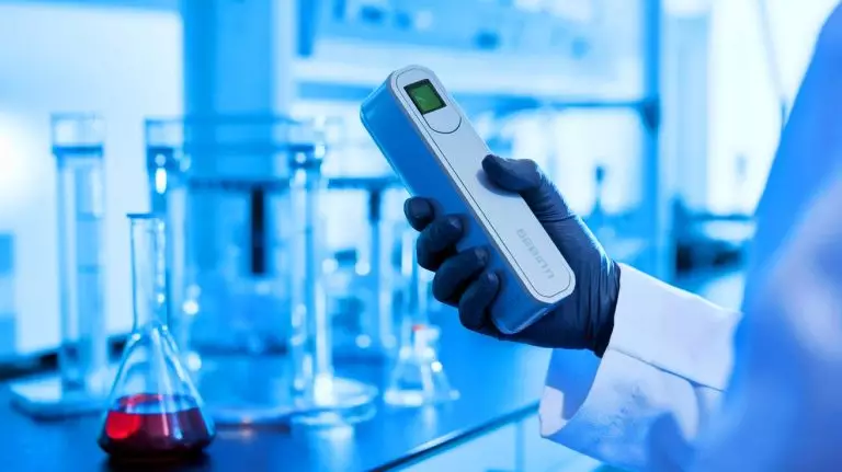 « Je tiens la menace nucléaire dans la paume de ma main » : des scientifiques créent un détecteur révolutionnaire ultra-compact qui expose l’invisible danger radioactif « Nous inventons l'impossible » : un détecteur de radiation nucléaire miniaturisé bouleverse la science et sème la panique mondiale