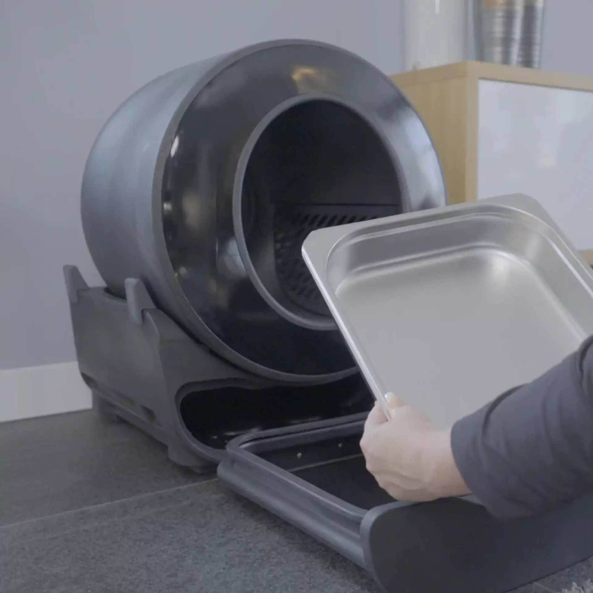 Vous pouvez vider les déchets du bac à litière avec un plateau en acier inoxydable ou en carton proposé par l'entreprise, évitant ainsi l'utilisation de sacs en plastique