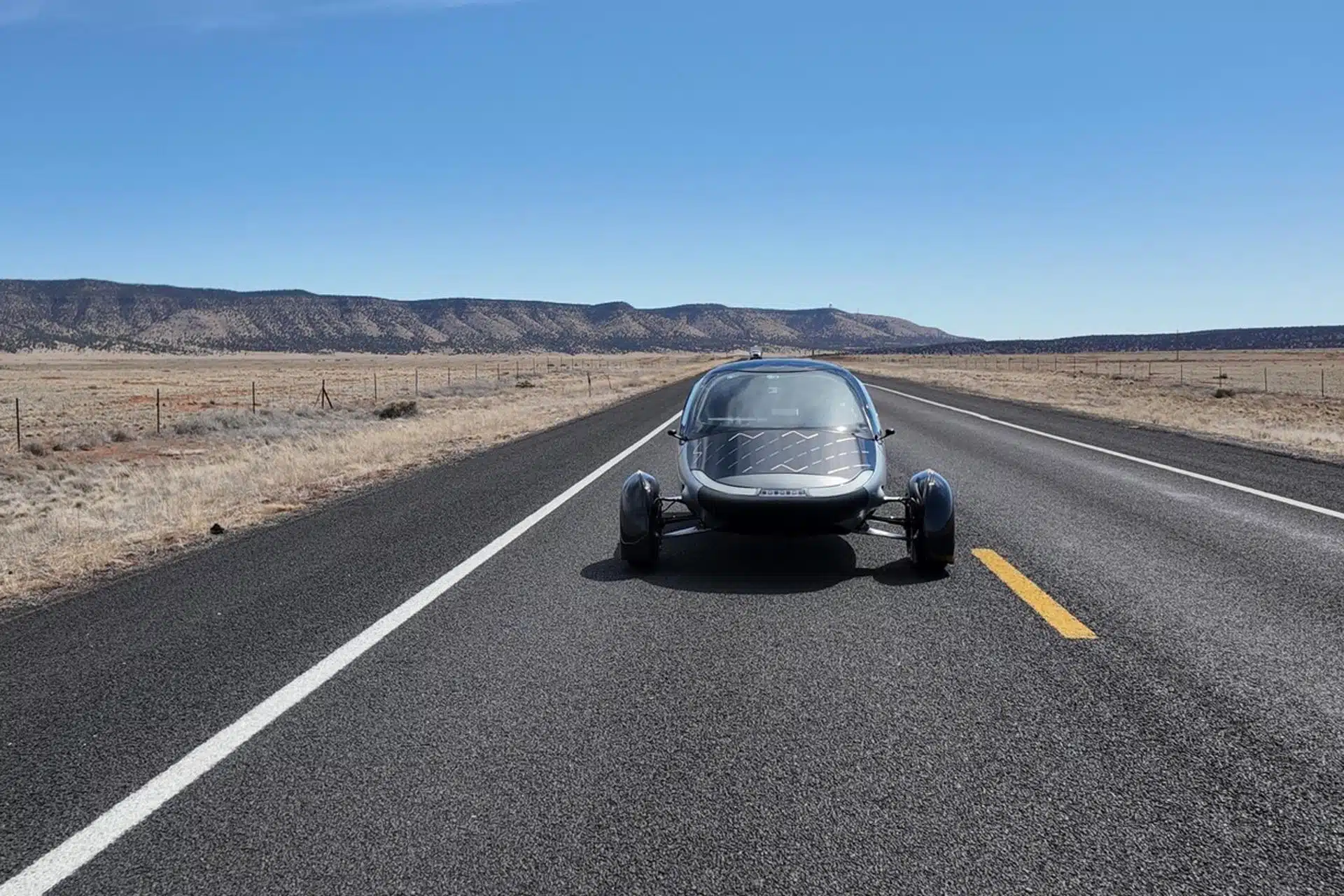 Aptera a fait un voyage de 300 miles avec son véhicule solaire, empruntant la Route 66 de Flagstaff, Arizona, jusqu'à Imperial Valley, Californie