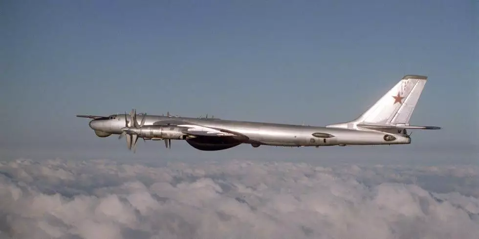 Un bombardier Tupolev Tu-95 en vol