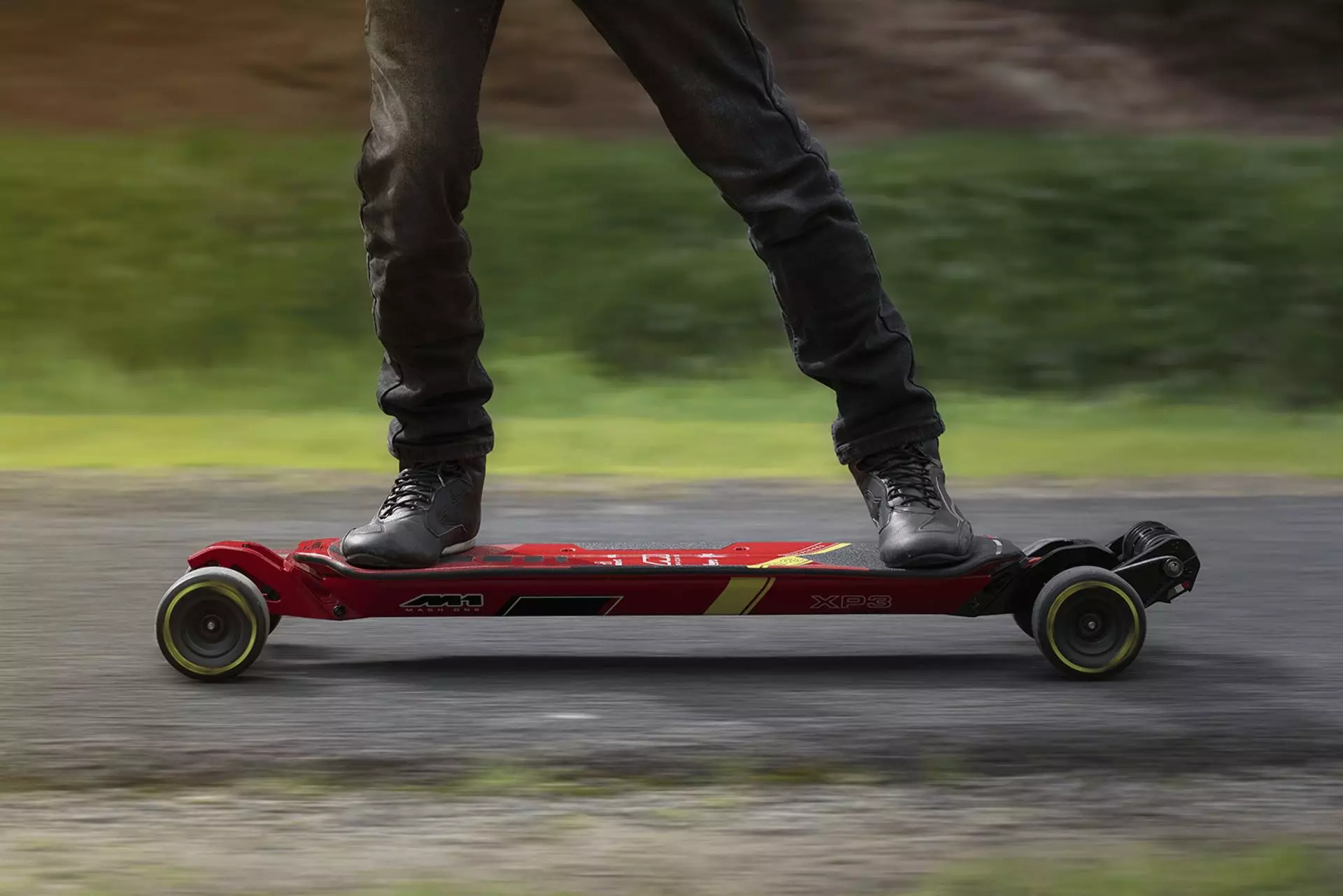 Les utilisateurs contrôlent leur vitesse grâce à une télécommande sans fil, et peuvent aussi ajuster les performances électriques de la planche via une application dédiée