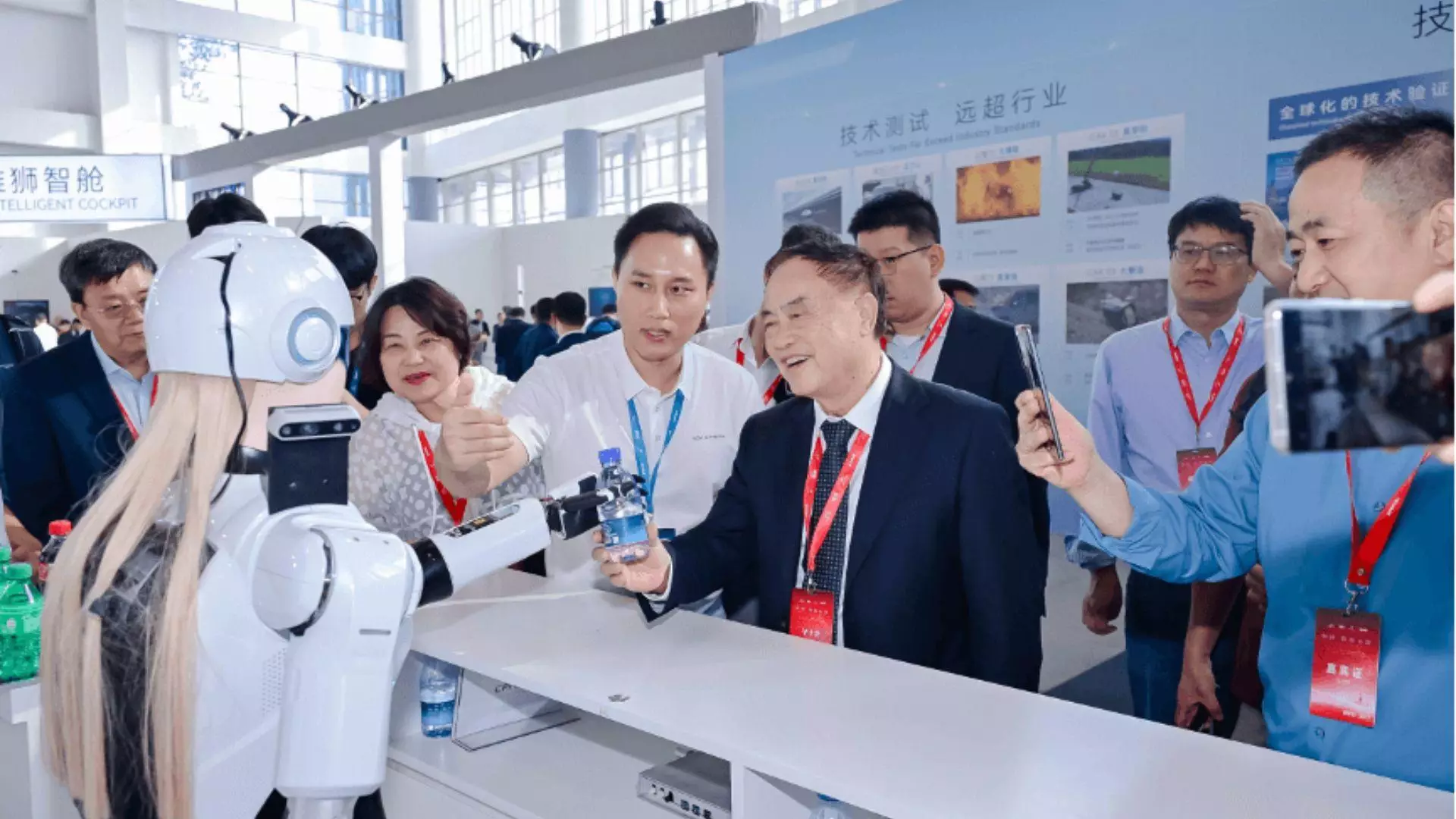 Lors des périodes de vente intensive, Mornine travaille en parfaite harmonie avec d'autres robots, partageant les tâches de service comme la gestion des demandes des clients et l'aide à l'orientation