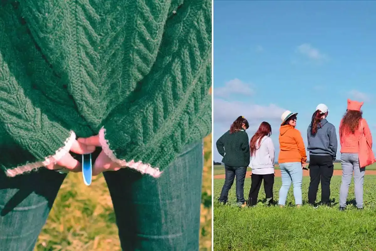 Un ensemble de femmes urinant en position debout.