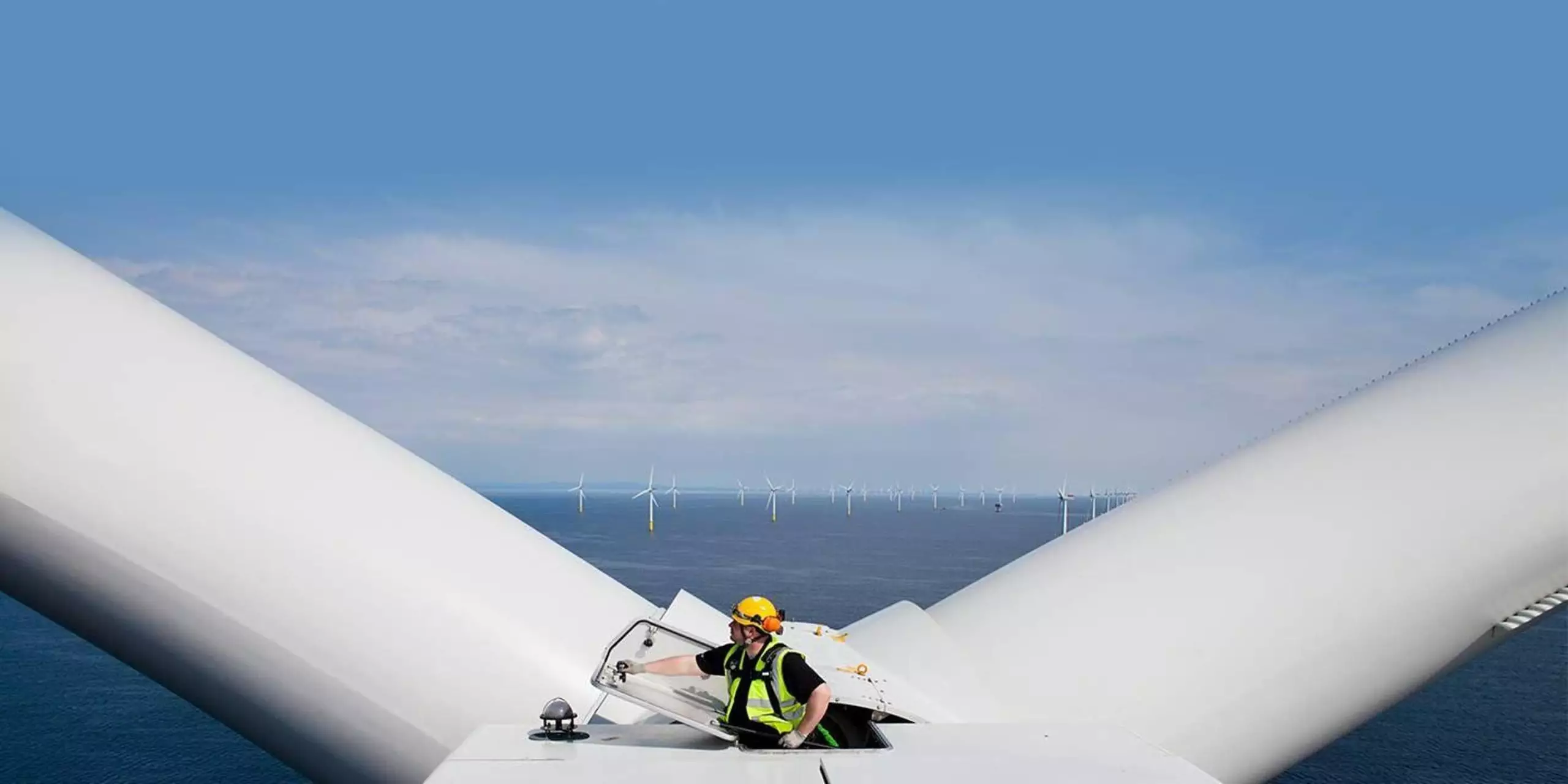 Un technicien perché au sommet d'une turbine Siemens Gamesa