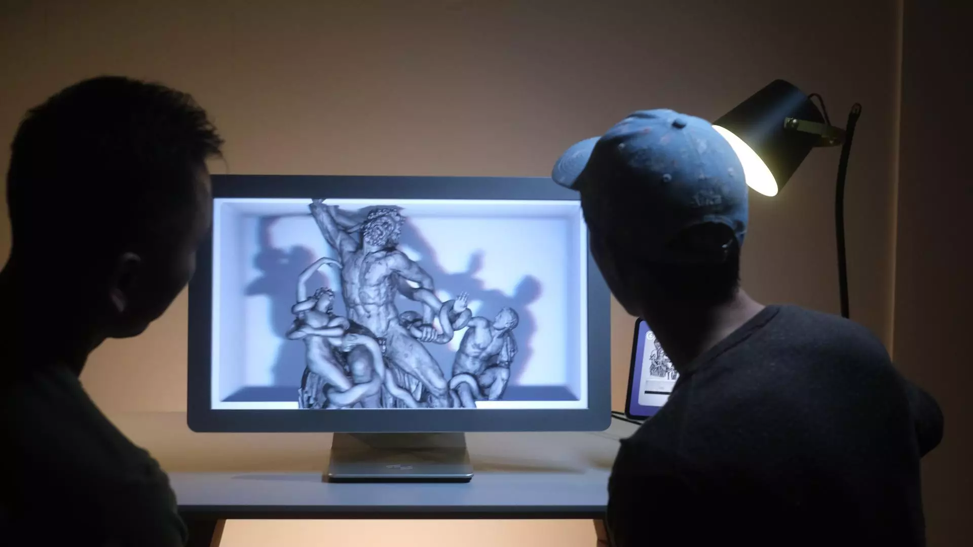 Le Looking Glass 27 offre jusqu'à 100 perspectives simultanées, permettant à plusieurs utilisateurs de vivre ensemble une expérience 3D
