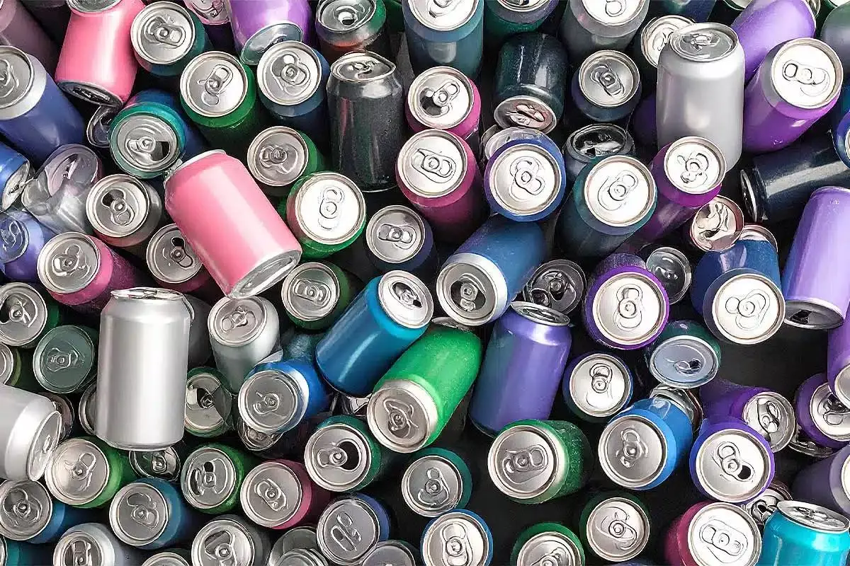 Un grand nombre de canettes à mettre au recyclage.
