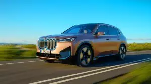 Illustration de la suprématie du BMW iX 2026 sur le marché des véhicules électriques (création par IA, non réaliste). Crédit : Ideogram