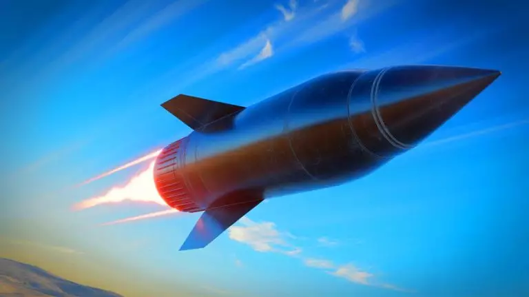 « C’est un incroyable obus supersonique à longue portée » : Tiberius Aerospace dévoile une arme qui redéfinit la puissance de feu Illustration de l'obus d'artillerie Sceptre TRBM 155HG à propulsion par statoréacteur. Image réalisée par IA.