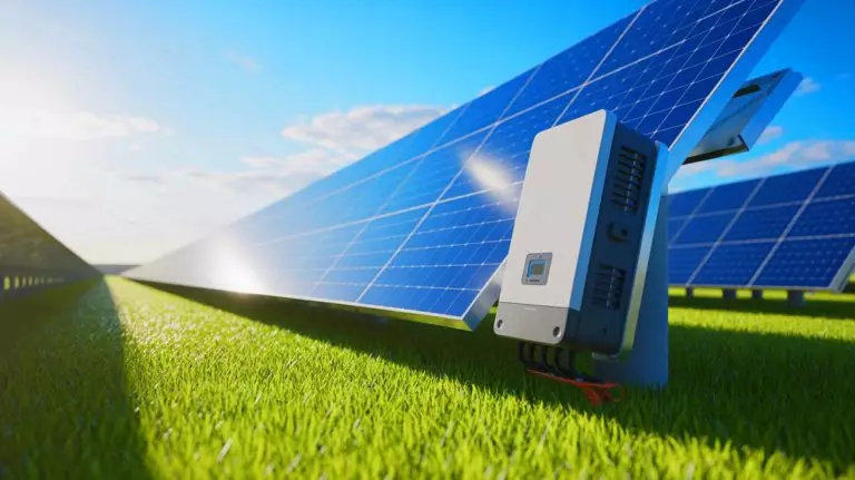 Illustration de dispositifs de communication cachés dans des onduleurs solaires chinois. Image réalisée par IA.