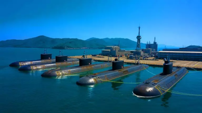 Illustration de six sous-marins nucléaires chinois repérés sur une base navale grâce à Google Earth. Image réalisée par IA.
