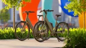 Illustration de vélos électriques Nova d’Ampler se rechargeant via USB-C. Image réalisée par IA.