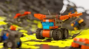 Illustration de microrobot inspiré des Lego capable de voler et rouler dans des environnements complexes (création par IA, non réaliste). Crédit : Ideogram
