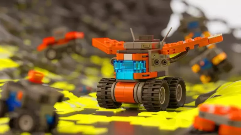 Illustration de microrobot inspiré des Lego capable de voler et rouler dans des environnements complexes (création par IA, non réaliste). Crédit : Ideogram