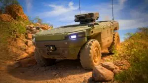 Illustration de l'UGV HORNET autonome opérant sur le terrain militaire. Image réalisée par IA.