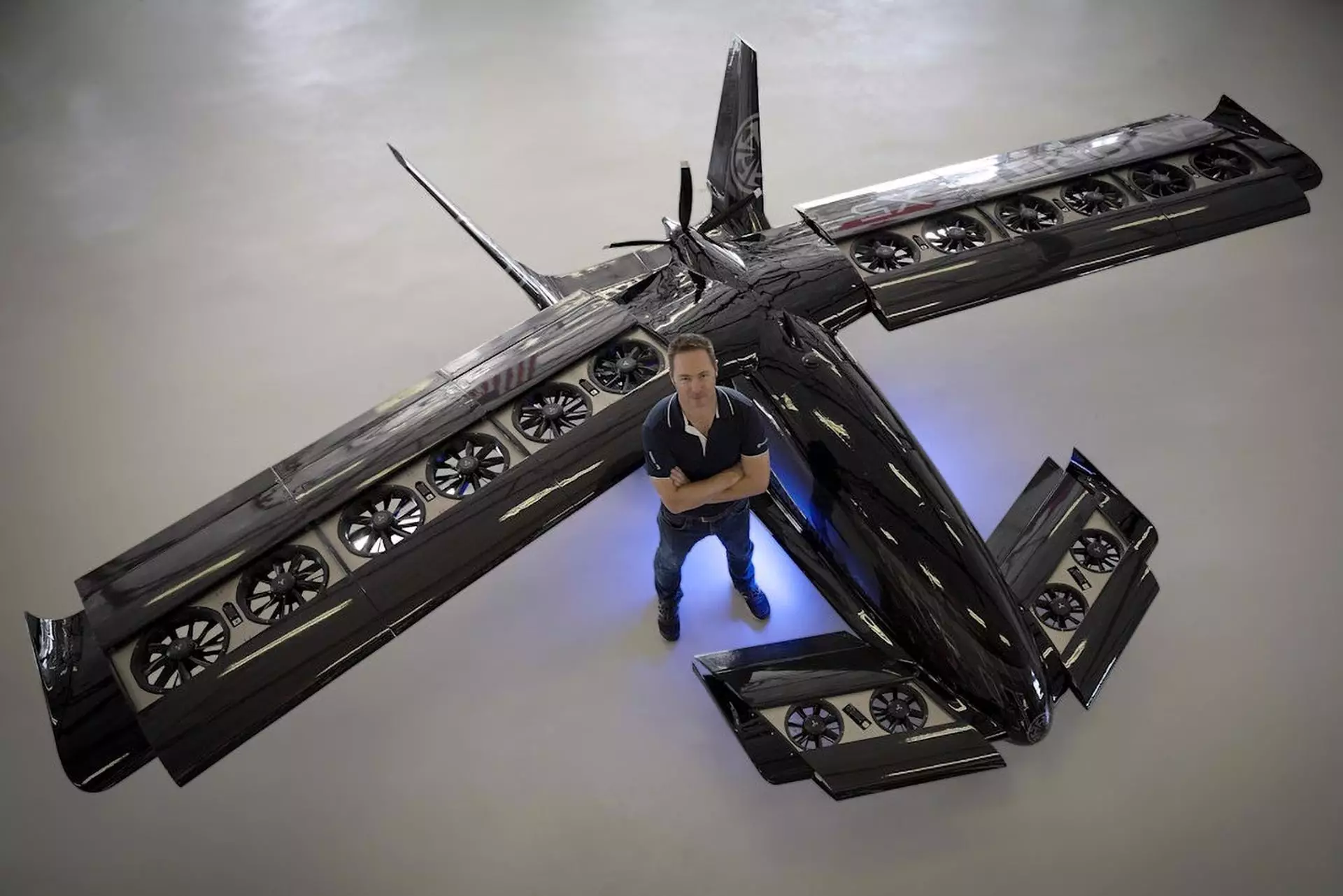Brandon Robinson avec la maquette à demi-échelle du Cavorite X5